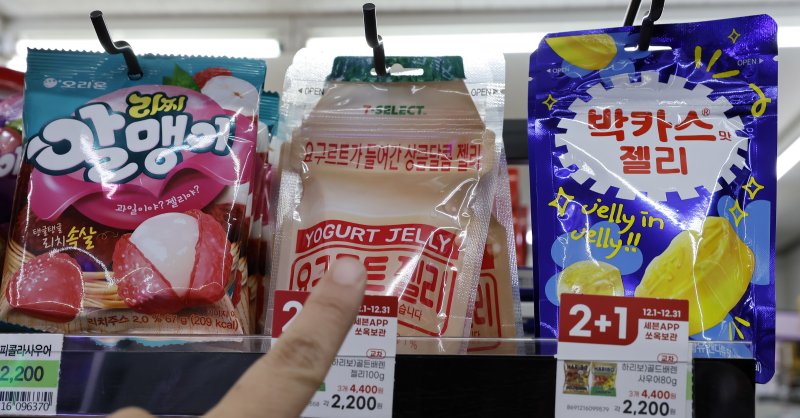 [서울=뉴시스] 김혜진 기자 = 서울 시내 세븐일레븐 편의점에 PB 상품이 진열돼 있다. 2025.12.22. jini@newsis.com