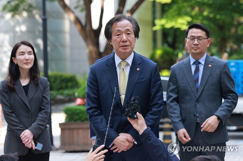 '담배소송' 항소심 최종변론 앞두고 질문에 답하는 정기석 이사장 (출처=연합뉴스)