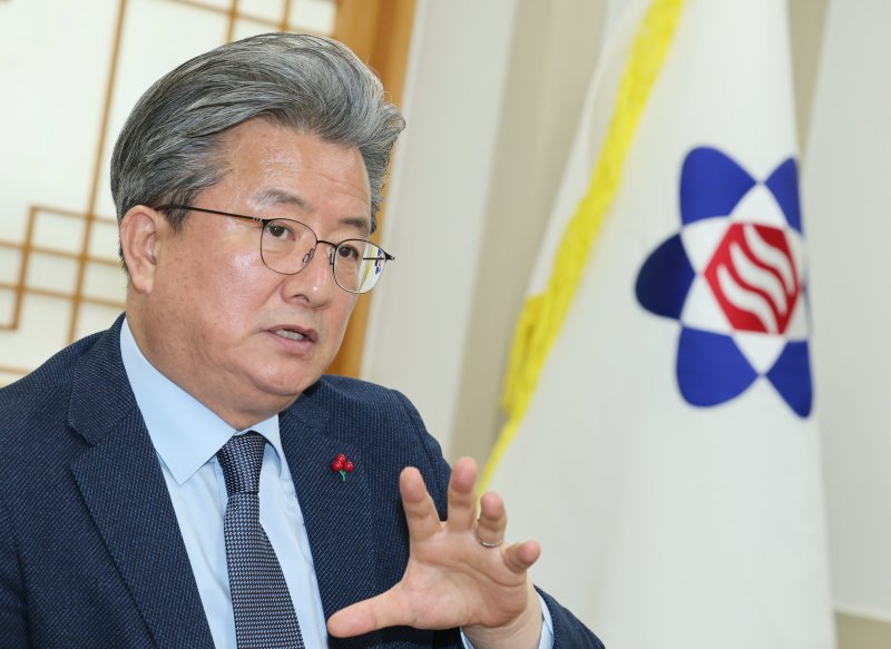 정용래 유성구청장이 뉴스1과 인터뷰를 하고 있다.ⓒ News1 김기태 기자