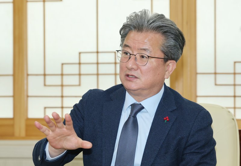 정용래 유성구청장이 뉴스1과 인터뷰를 하고 있다.ⓒ News1 김기태 기자