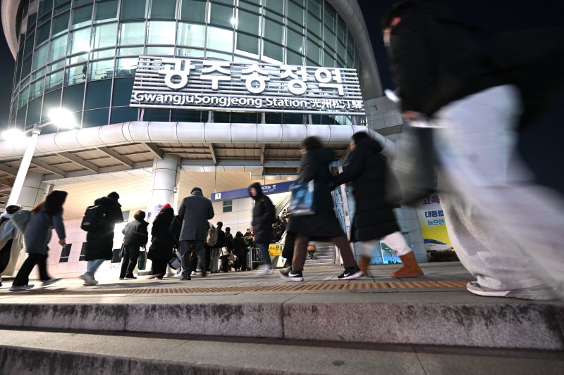 [광주=뉴시스] 이현행 기자 = 26일 오후 광주 광산구 광주송정역 출입구가 이용객들로 붐비고 있다. 2025.12.26. lhh@newsis.com