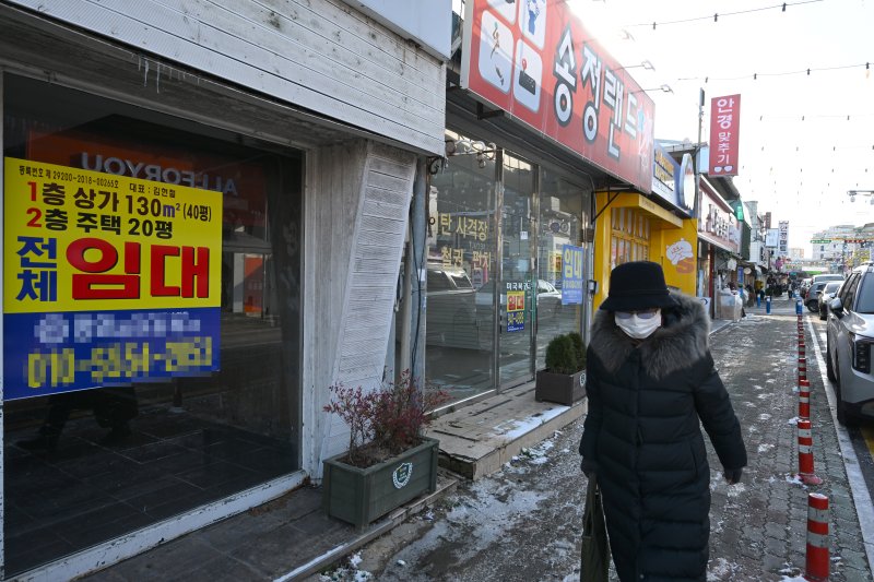 [광주=뉴시스] 이현행 기자 = 지난 26일 오후 광주 광산구 광주송정역 앞 메인 상권으로 불리는 '도란도란 송정길'은 주민들 사이에서 일방통행 도로를 빗대 '일방로'로 불린다. 폭 10ｍ 도로를 사이에 두고 상가가 늘어서 있지만, 20~30ｍ 간격으로 '임대' 안내문이 붙은 빈 점포들이 이어졌다. 2025.12.30. lhh@newsis.com