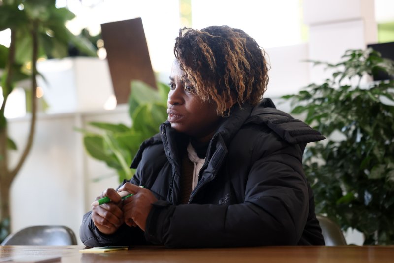 [안산=뉴시스] 김선웅 기자 = 콩고민주공화국 출신 난민 인정자 응갈룰라 왕갈라 도르카스 씨가 26일 경기 안산시 단원구 안산글로벌다문화센터에서 뉴시스와 인터뷰를 하고 있다. 2025.12.26. mangusta@newsis.com