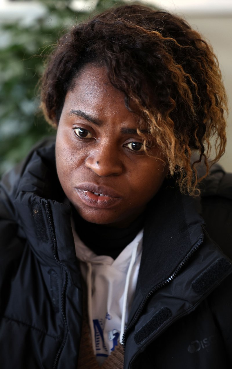 [안산=뉴시스] 김선웅 기자 = 콩고민주공화국 출신 난민 인정자 응갈룰라 왕갈라 도르카스 씨가 26일 경기 안산시 단원구 안산글로벌다문화센터에서 뉴시스와 인터뷰를 하고 있다. 2025.12.26. mangusta@newsis.com