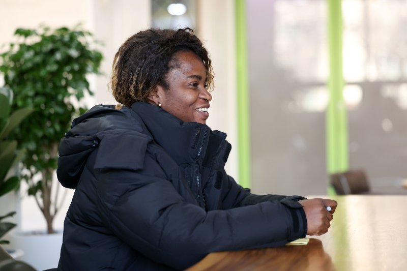 [안산=뉴시스] 김선웅 기자 = 콩고민주공화국 출신 난민 인정자 응갈룰라 왕갈라 도르카스 씨가 26일 경기 안산시 단원구 안산글로벌다문화센터에서 뉴시스와 인터뷰를 하고 있다. 2025.12.26. mangusta@newsis.com