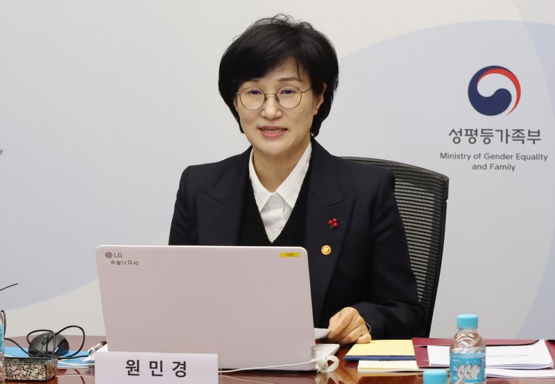 [서울=뉴시스] 추상철 기자 = 원민경 성평등가족부 장관이 30일 오후 서울 종로구 정부서울청사에서 열린 제15차 여성폭력방지위원회에서 인사말을 하고 있다. 2025.12.30. scchoo@newsis.com