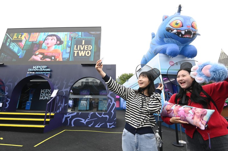 [용인=뉴시스] 김종택 기자 = 30일 경기 용인시 에버랜드에서 관람객들이 ‘케이팝 데몬 헌터스’(케데헌) 테마존을 체험하고 있다. 케데헌 테마존에서는 대형 LED 스크린을 통해 작품 속 주요 영상과 인기 OST, 헌트릭스, 사자보이즈 등 캐릭터별 스토리를 미션형 게임과 인터랙티브 포토존을 통해 몰입감 있게 경험할 수 있다. 2025.09.30. jtk@newsis.com