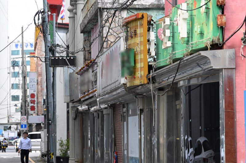 [광주=뉴시스] 광주 광산구 광주송정역 맞은편 골목에 폐업한지 10년 이상 지난 유흥업소들이 방치돼있다. (뉴시스DB) photo@newsis.com