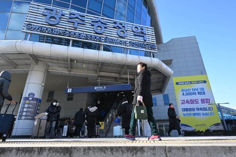 [광주=뉴시스] 이현행 기자 = 26일 오후 광주 광산구 광주송정역 출입구에서 시민들이 발걸음을 옮기고 있다. 2025.12.26. lhh@newsis.com