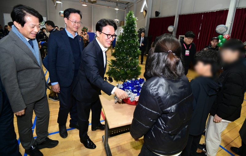 김민석 국무총리가 지난달 24일 충북 청주시 흥덕구 늘푸른아동원을 방문해 아이들과 인사를 나누는 모습.(충북사진공동취재단) 2025.12.24/뉴스1 ⓒ News1 김용빈 기자