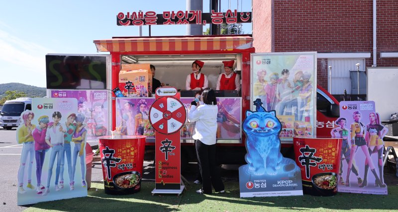 2025 경주 아시아태평양경제협력체(APEC) 정상회의 기간 경북 경주 APEC 국제미디어센터 인근 K-푸드 홍보관에 마련된 농심 부스가 외국인 방문객을 맞이했다.