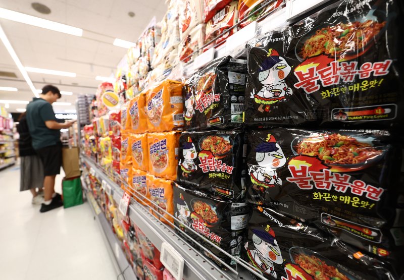 서울시내 한 대형마트에 불닭볶음면이 진열돼 있는 모습.