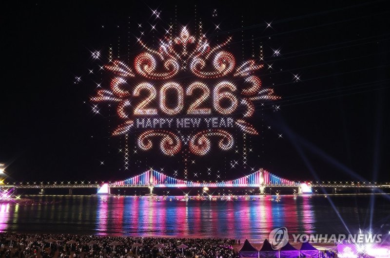 2026년 병오년 새해맞이 '광안리 M 드론 라이트 쇼' (출처=연합뉴스)