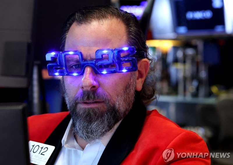31일(현지시간) '2026' 안경 쓰고 일하는 뉴욕증권거래소 트레이더 (출처=연합뉴스)