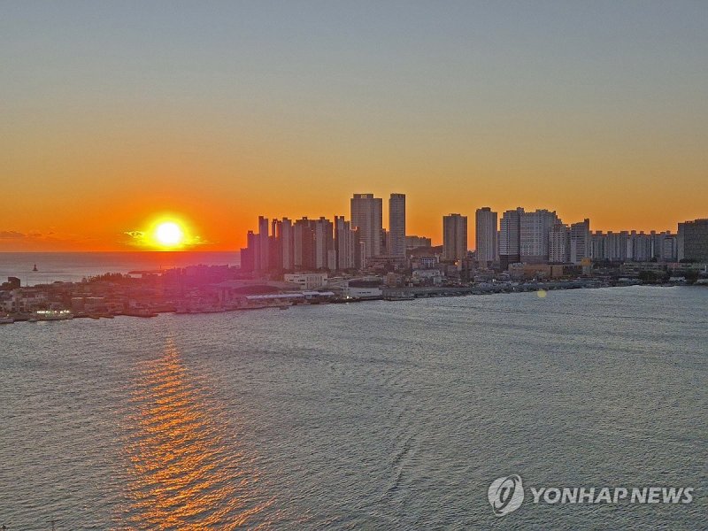 속초 청초호에 떠오르는 올해 마지막 해 (출처=연합뉴스)