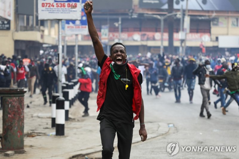 케냐 나이로비 도심서 Z세대 시위 1주년 구호 외치는 군중 (출처=연합뉴스)
