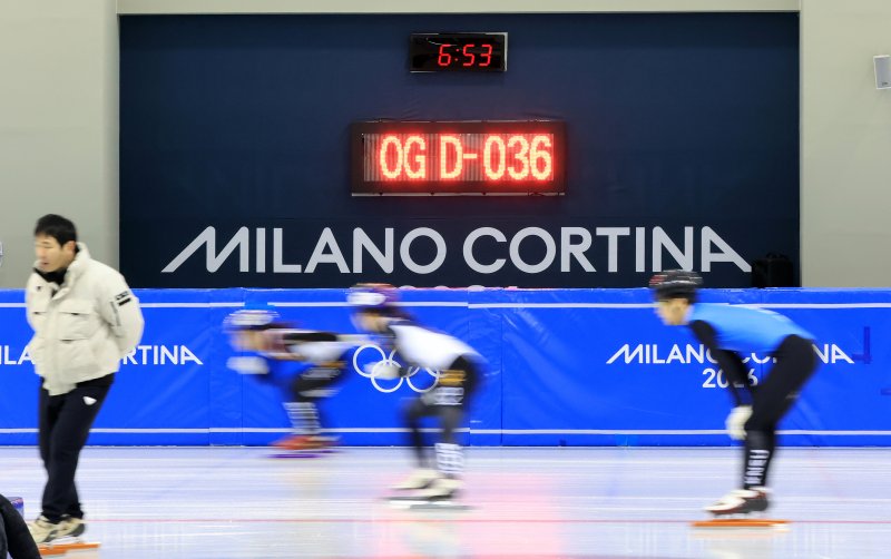 진천선수촌 빙상장에서 훈련 중인 쇼트트랙 국가대표 선수단. /뉴스1 ⓒ 뉴스1 김진환 기자