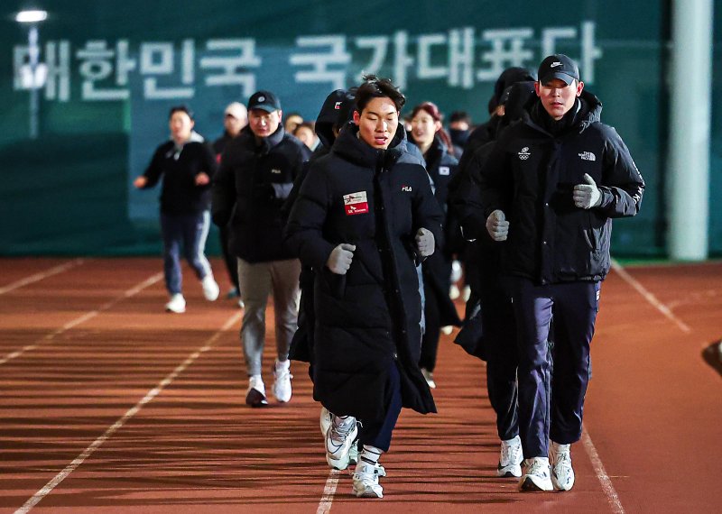 펜싱 국가대표 선수들이 진천선수촌에서 이른 아침부터 운동을 하고 있다. /뉴스1 ⓒ 뉴스1 김진환 기자