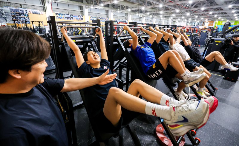 국가대표 선수들이 진천선수촌에서 이른 아침부터 운동을 하고 있다. /뉴스1 ⓒ 뉴스1 김진환 기자