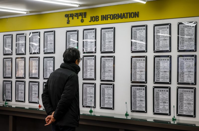 [서울=뉴시스] 정병혁 기자 = 지난해 12월 10일 서울 마포구 서부고용복지센터를 찾은 구직자가 구직정보를 바라보고 있다. 2025.12.10. jhope@newsis.com