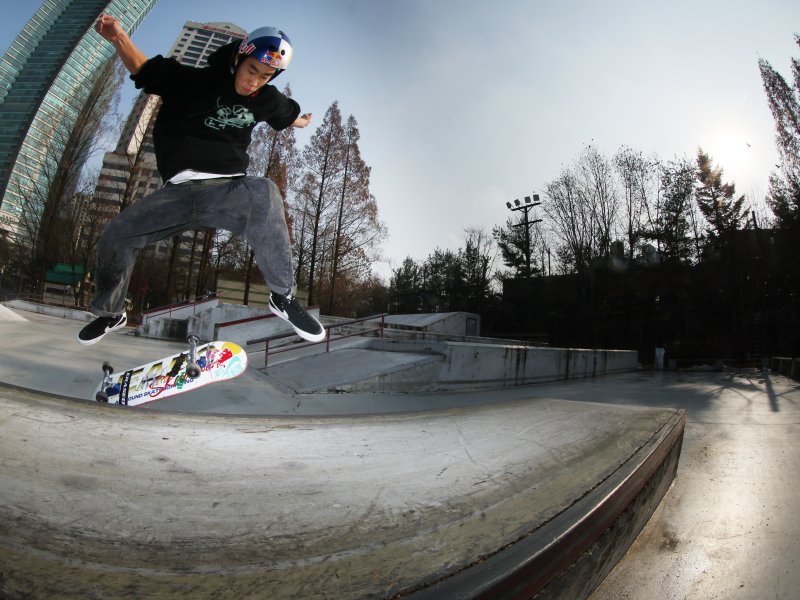 대한민국 스케이트보드 국가대표 강준이가 서울 동작구 보라매공원에서 기술을 선보이고 있다. 2026.1.1/뉴스1 ⓒ News1 황기선 기자