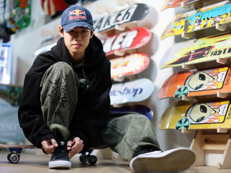 대한민국 스케이트보드 국가대표 강준이가 인천 부평구 케이팔팔스케이트보드클럽(K88 SKATE CLUB)에서 신발끈을 묶고 있다. 2026.1.1/뉴스1