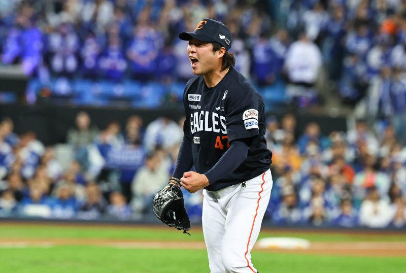 [대구=뉴시스] 최진석 기자 = 21일 대구 수성구 삼성라이온즈파크에서 열린 2025 신한 SOL 뱅크 KBO 포스트시즌 플레이오프 3차전 한화 이글스와 삼성 라이온즈의 경기, 5회말 한화 김범수가 무실점으로 이닝을 마친 후 포효하고 있다 . 2025.10.21. myjs@newsis.com