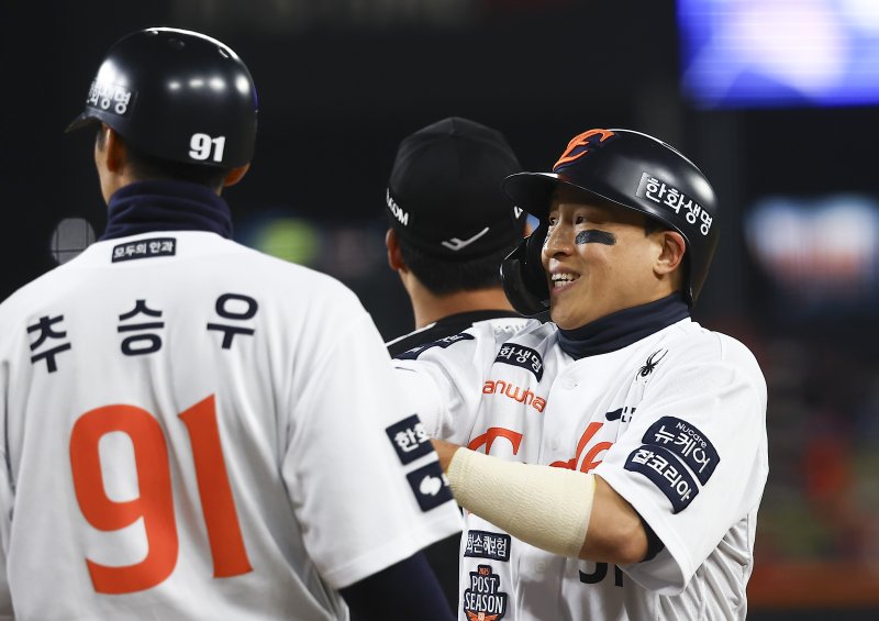 [대전=뉴시스] 김근수 기자 = 30일 대전 중구 한화생명볼파크에서 열린 2025 KBO 한국시리즈 4차전 LG 트윈스와 한화 이글스의 경기, 3회말 한화 손아섭이 안타를 치고 기뻐하고 있다. 2025.10.30. ks@newsis.com