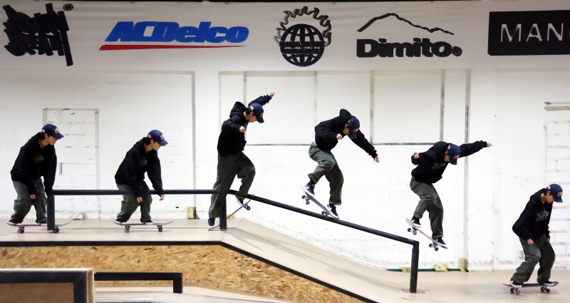 대한민국 스케이트보드 국가대표 강준이가 인천 부평구 케이팔팔스케이트보드클럽(K88 SKATE CLUB)에서 훈련을 하고 있다. (다중노출 촬영) 2026.1.1/뉴스1 ⓒ News1 황기선 기자