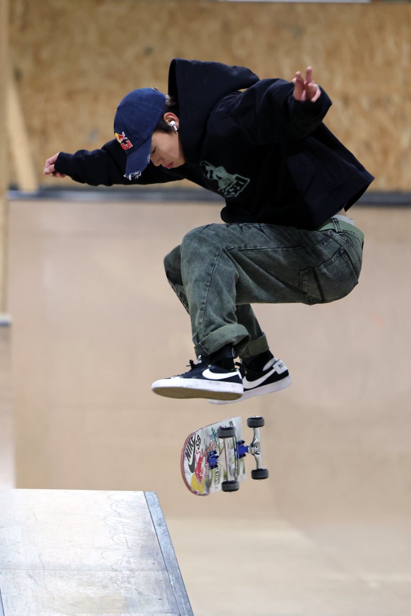 대한민국 스케이트보드 국가대표 강준이가 인천 부평구 케이팔팔스케이트보드클럽(K88 SKATE CLUB)에서 기술을 선보이고 있다. 2026.1.1/뉴스1 ⓒ News1 황기선 기자