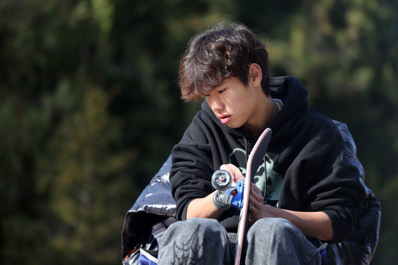 대한민국 스케이트보드 국가대표 강준이가 서울 동작구 보라매공원에서 보드를 세팅하고 있다. 2026.1.1/뉴스1 ⓒ News1 황기선 기자