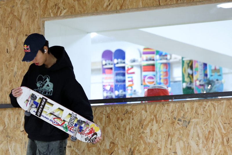 대한민국 스케이트보드 국가대표 강준이가 인천 부평구 케이팔팔스케이트보드클럽(K88 SKATE CLUB)에서 보드를 바라보고 있다. 2026.1.1/뉴스1 ⓒ News1 황기선 기자