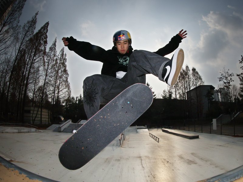 대한민국 스케이트보드 국가대표 강준이가 서울 동작구 보라매공원에서 기술을 선보이고 있다. 2026.1.1/뉴스1 ⓒ News1 황기선 기자