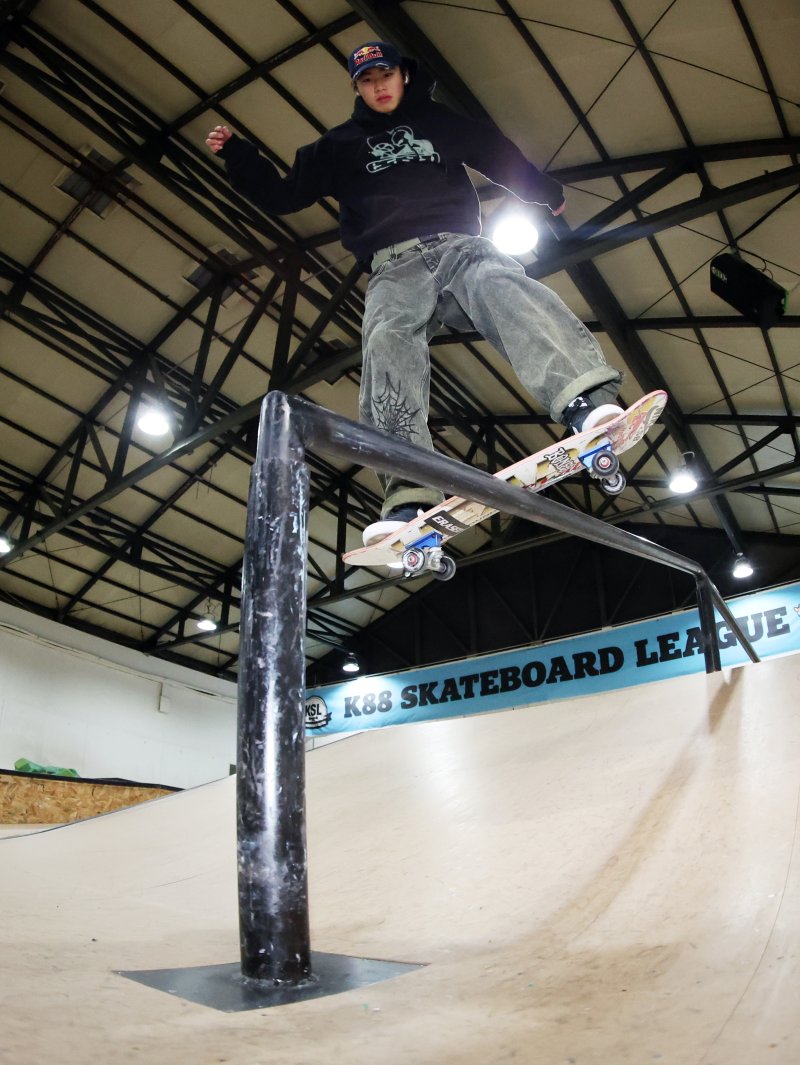 대한민국 스케이트보드 국가대표 강준이가 인천 부평구 케이팔팔스케이트보드클럽(K88 SKATE CLUB)에서 기술을 선보이고 있다. 2026.1.1/뉴스1 ⓒ News1 황기선 기자