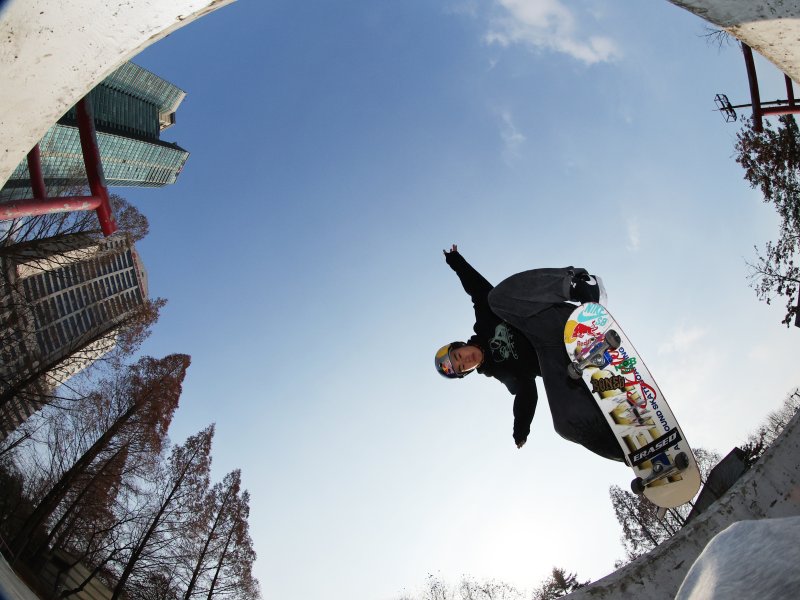 대한민국 스케이트보드 국가대표 강준이가 서울 동작구 보라매공원에서 기술을 선보이고 있다. 2026.1.1/뉴스1 ⓒ News1 황기선 기자