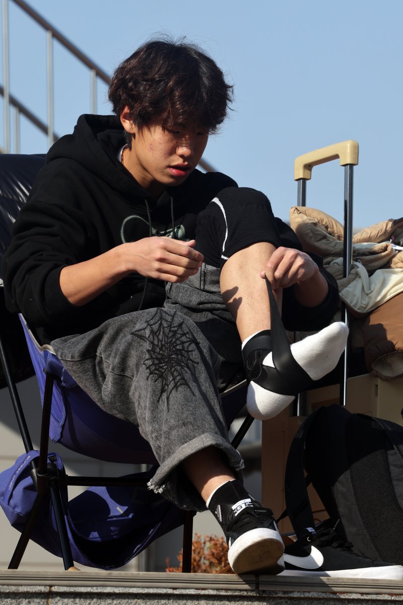 대한민국 스케이트보드 국가대표 강준이가 서울 동작구 보라매공원에서 보호장구를 착용하고 있다. 2026.1.1/뉴스1 ⓒ News1 황기선 기자