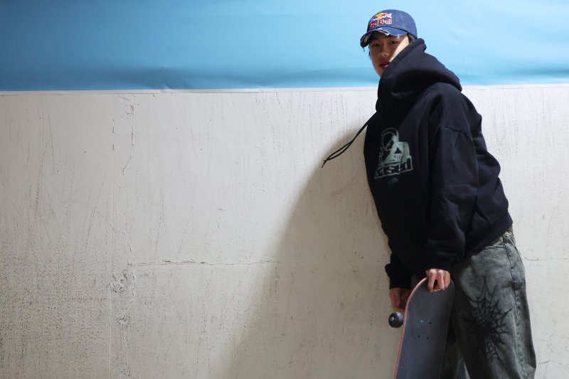 대한민국 스케이트보드 국가대표 강준이가 인천 부평구 케이팔팔스케이트보드클럽(K88 SKATE CLUB)에서 훈련 준비를 하고 있다. 2026.1.1/뉴스1 ⓒ News1 황기선 기자