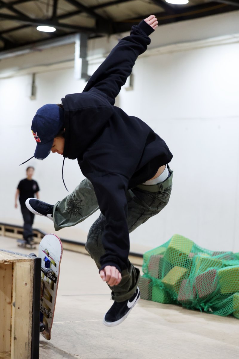 대한민국 스케이트보드 국가대표 강준이가 인천 부평구 케이팔팔스케이트보드클럽(K88 SKATE CLUB)에서 기술 시도 중 넘어지고 있다. 2026.1.1/뉴스1 ⓒ News1 황기선 기자