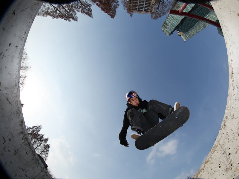 대한민국 스케이트보드 국가대표 강준이가 서울 동작구 보라매공원에서 기술을 선보이고 있다. 2026.1.1/뉴스1 ⓒ News1 황기선 기자