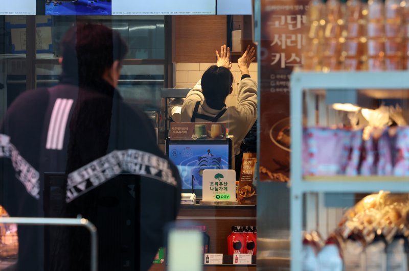 [서울=뉴시스] 이영환 기자 = 서울 시내의 한 빵집에서 직원이 업무를 하고 있다. 2026년 최저임금은 2025년 최저임금 1만30원 보다 290원(2.9%) 인상된 1만320원이다. 2025.12.31. 20hwan@newsis.com