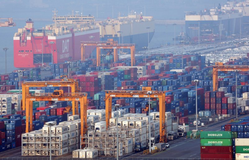 경기 평택시 포승읍 평택항에 수출용 컨테이너가 쌓여있다. 2025.12.29/뉴스1 ⓒ News1 김영운 기자