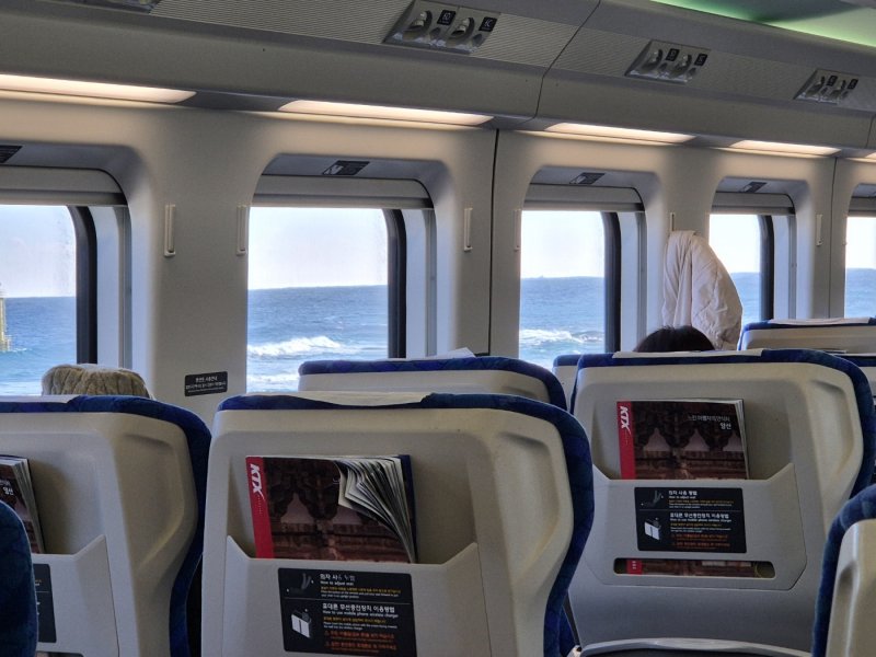 30일 강릉발 부전행 동해선 KTX-이음 첫 열차 객실 창문 너머로 동해의 파도와 수평선이 한눈에 들어오고 있다. 2025.12.30/뉴스1 ⓒ News1 윤왕근 기자