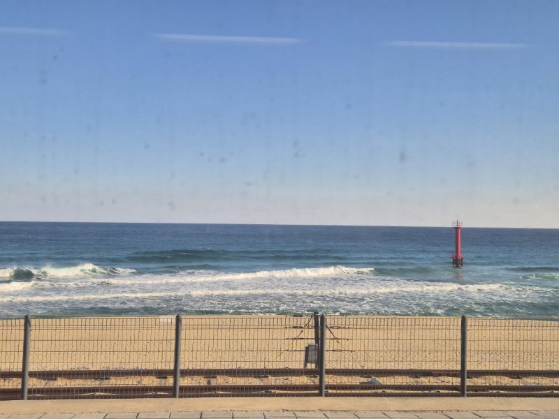 30일 동해선 KTX-이음이 처음 투입된 가운데 강릉을 출발한 부전행 열차 창밖으로 동해 바다가 펼쳐지고 있다.2025.12.30/뉴스1 ⓒ News1 윤왕근 기자