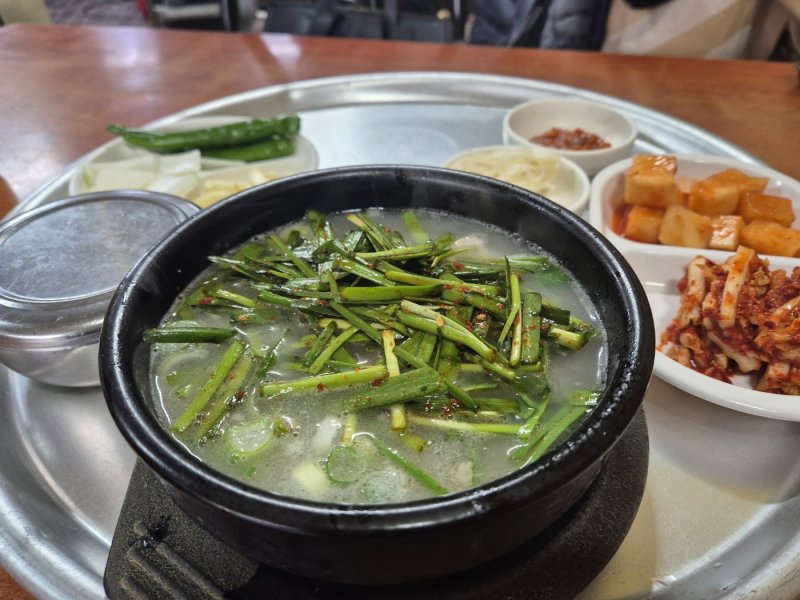 부전역 인근 국밥 전문점에서 주문한 부산지역 대표 음식 돼지국밥./뉴스1 윤왕근 기자