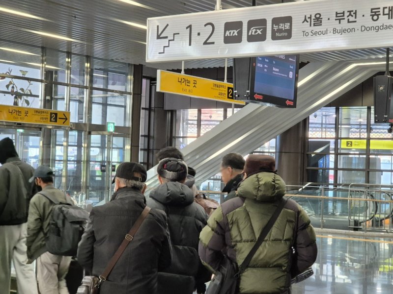 30일 오전 동해선 KTX-이음이 첫 운행을 시작한 가운데 강원 강릉역 승강장에서 승객들이 부전행 첫 열차 탑승을 위해 플랫폼으로 향하고 있다.2025.12.30/뉴스1 ⓒ News1 윤왕근 기자