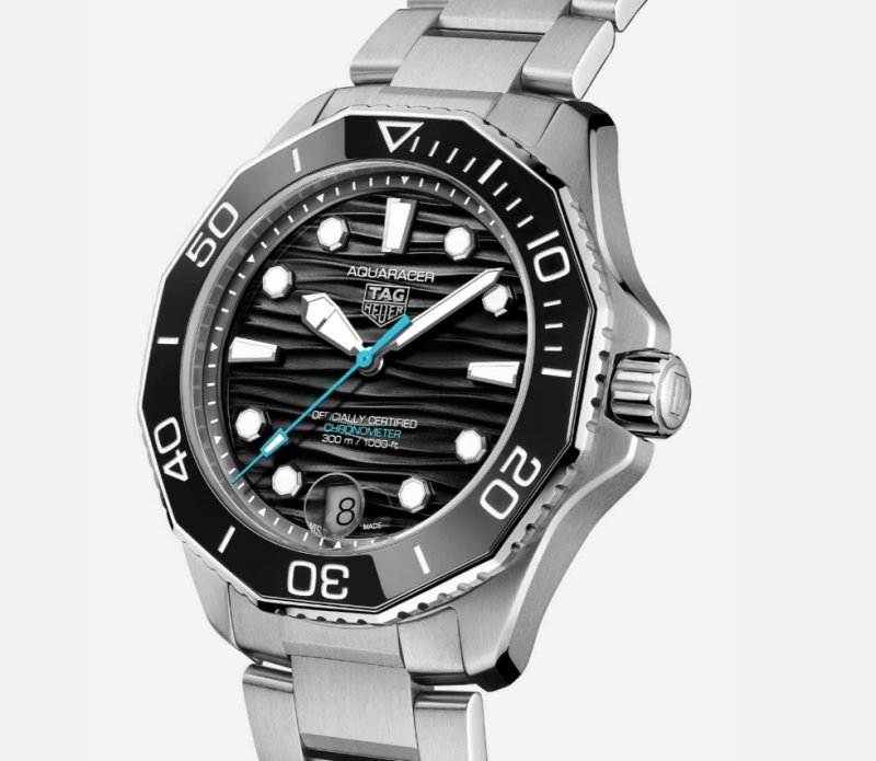 [서울=뉴시스] LVMH(모엣 헤네시·루이비통)그룹 산하 브랜드 태그호이어(TAG Heuer)의 유명 제품인 아쿠아레이서 300 시리즈의 프로페셔널 스틸＆세라믹 제품. (사진=태그호이어 공식 누리집 갈무리) 2025.12.19. photo@newsis.com