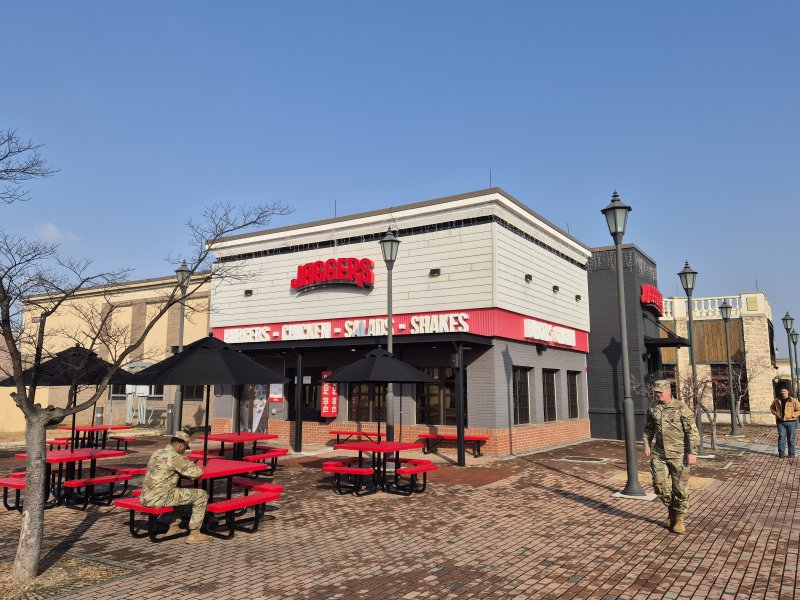 [험프리스(평택)=구자룡 기자] 경기도 평택 '개리슨 험프리스'의 생활편의시설이 모인 곳에서 미군 병사가 지나가고 있다. 뒤로 보이는 간판은 모두 영어로 되어 있다. 이곳에서는 달러로만 결제하고 카드는 '해외 승인'이다. 2026.01.01. *재판매 및 DB 금지