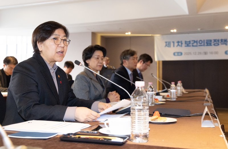 [서울=뉴시스] 황준선 기자 = 정은경 보건복지부 장관이 지난달 29일 오후 서울 중구 더플라자호텔에서 열린 2025년 제1차 보건의료정책심의위원회에서 인사말을 하고 있다. 2025.12.29. hwang@newsis.com