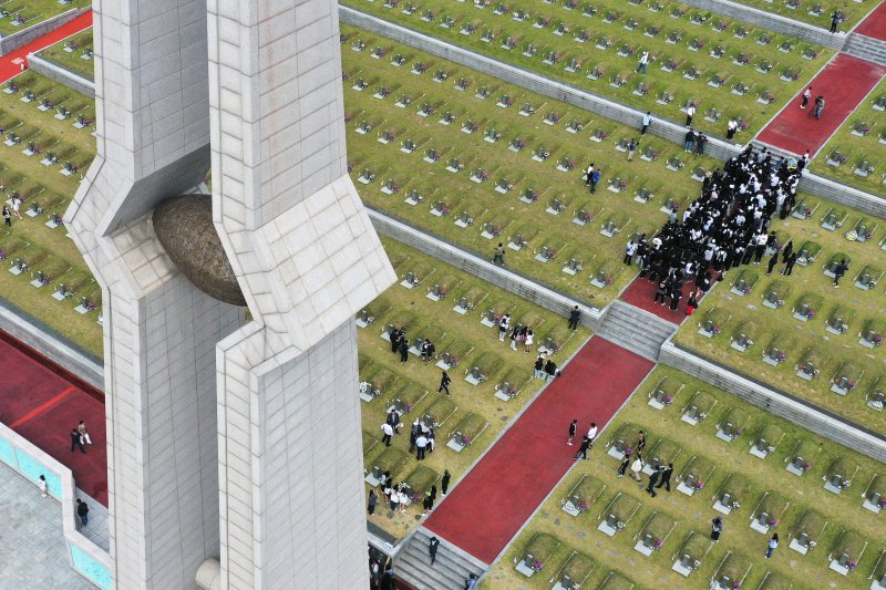 [광주=뉴시스] 이영주 기자 = 5·18민주화운동 44주기를 하루 앞둔 17일 오전 광주 북구 운정동 국립5·18민주묘지에서 추모객들의 발길이 이어지고 있다. 2024.05.17. leeyj2578@newsis.com