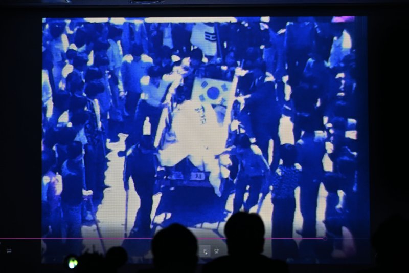 [광주=뉴시스] 이영주 기자 = 27일 오전 광주 동구 5·18민주화운동기록관에서 45년 전 5·18 당시 촬영된 미공개 영상 시사회가 열리고 있다. 5분 40초 길이 영상에는 계엄군의 대시민 집단 발포가 있었던 1980년 5월21일 오전 발포 직전 상황이 담겼다. 영상 속 계엄군에 의해 숨진 광주시민이 실린 리어카가 금남로에서 시민들 사이를 지나다니고 있다. 2025.05.27. leeyj2578@newsis.com